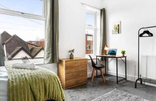 Comfortable 4 Bed Home - Free Parking & Fast WiFi - Foto 21