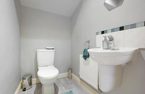 Comfortable stylish Townhouse in Ashford sleeps 5 Netflix 2 Parking spaces Perfect for Contractors and Families - Foto 18
