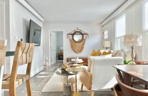 Luxury 4 bedroom 2 bath Lake Views - Photo 13