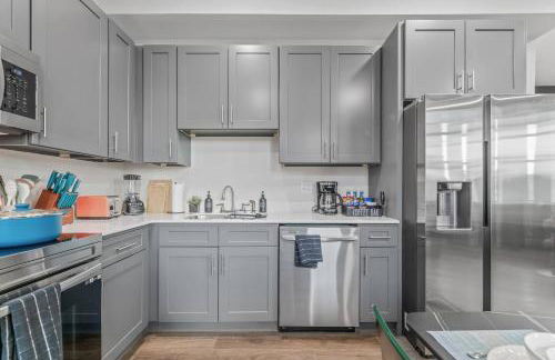 Apt+ 2 Queens+Bunkbed+Free Parking 55"TV - Photo 62