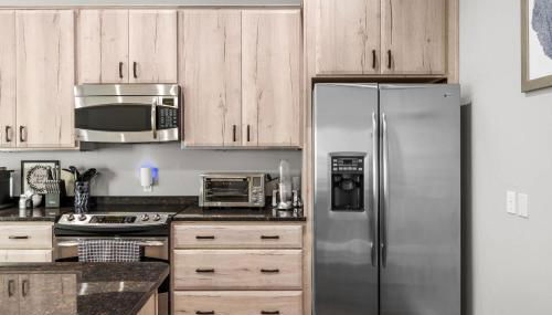 NEW Elegant Downtown Escape with Modern Comforts - Foto 3