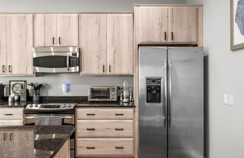 NEW Elegant Downtown Escape with Modern Comforts - Foto 3