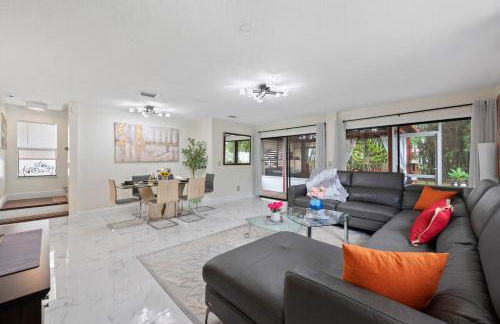 Chic 4BR Home Hot Tub Game Room - Foto 35