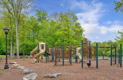 Chalet with Hot Tub, Game, Movie Room, Lake and Pool Access - Foto 65