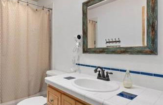 Beautiful Private Lake Lodge with Private Dock and Mountain Views - Foto 22