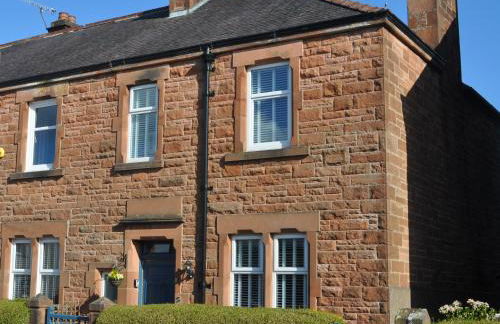 Stunning Period Townhouse with Garden, Walking Distance to Town - Photo 3