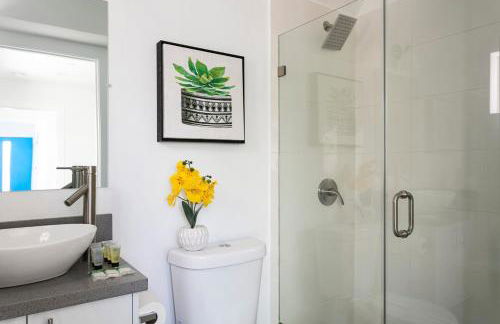 Enjoy Stylish 4BR Townhouse Sleeps 8 with Wi-Fi - Foto 13