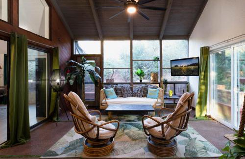 Luxe Boutique-Style Home w/Indoor Hot Tub - Foto 3