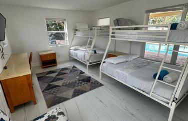 Luxury Pool Retreat Sleep 17 Near Beach - Foto 13