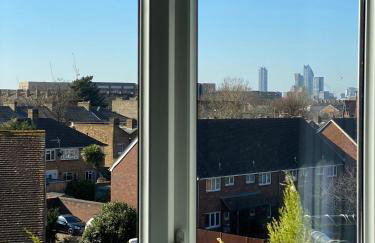 Bright, Spacious, modern Interior Decor 2 bedrooms Apartment with amazing views - Photo 10