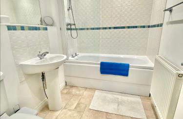 Oakley Vale House and Garden! Free Private Parking, TV, Fully Equipped - Photo 14