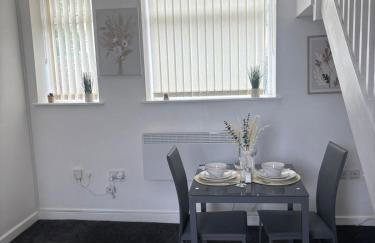 Charming 1BR Garden Retreat Near Downtown - Foto 16