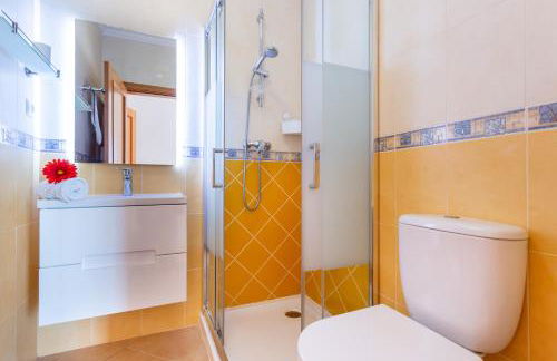 Lovely 2 bedroom apartment including pool, stunning ocean views & beach closeby - Foto 18