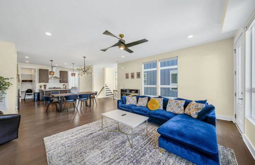 Modern 4-Story 3-BR Townhome with Rooftop Lounge - Foto 8