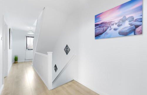 Modern 4 Bedroom House With Parking in Farnham Royal, Slough By 360stays - Foto 39