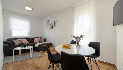 Dolphin view with a pool by the beach - Foto 3