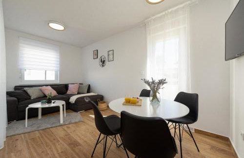 Dolphin view with a pool by the beach - Foto 3