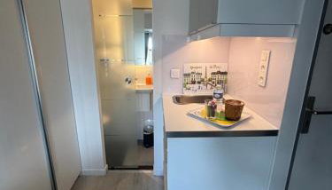 Paris 17ème - STUDIO compact 10m2 -110 sqf - coeur BATIGNOLLES - ideal SOLO traveler - Photo 5