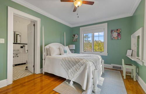 Stylish Mountain Retreat with Sunroom and Pergola - Foto 47