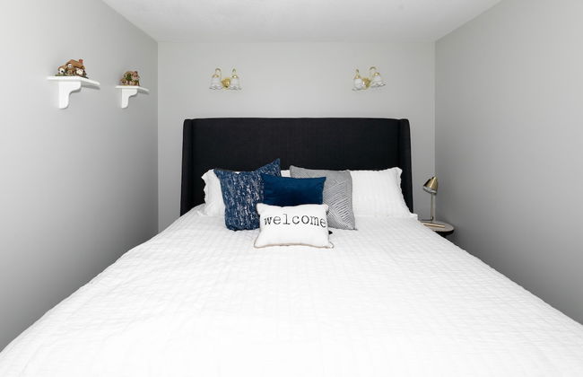 Dream 4-Br 4-Ba Chalet | Private Hot Tub | 2 min to Jasper National Park Gates - Photo 6