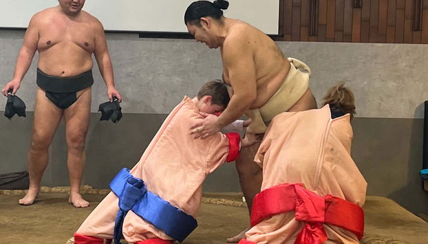 Dos niños participando en la lucha