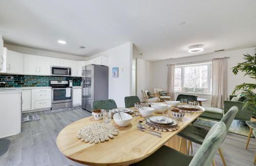 Stunning Poconos Villa- Hot Tub, Pool, Game Room, BBQ & more - Foto 32