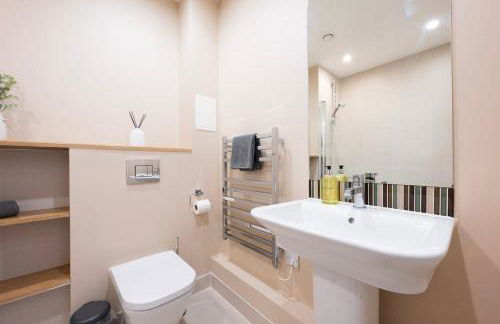 Modern 1BR Apt - Sleeps 4 - Parking - Balcony - Foto 34