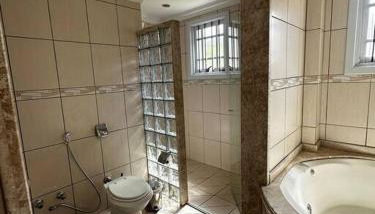 apartamento em bairro nobre suíte com ar condicionado e banheira com hidromassagem - Foto 5