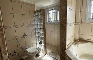 apartamento em bairro nobre suíte com ar condicionado e banheira com hidromassagem - Foto 5