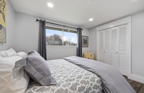 KING BED/Fresh Home/Seperate Big Screen Rooms/Park - Photo 15