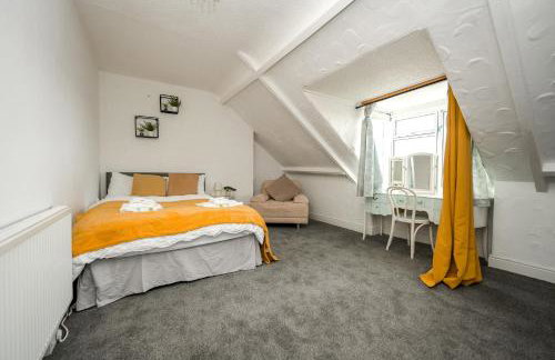 Apt - Sleeps 10 - Parking - Ideal for Contractors - Photo 1