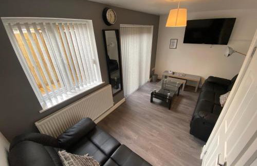 Modern 3- Bed Holiday Home - Private Parking Sleeps 10- 2 Min M62 - Foto 30