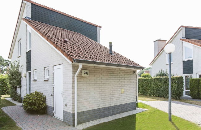 High-end Villa Nestled in Greenery - Photo 32