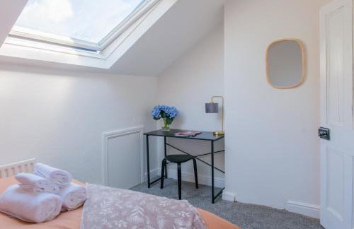 4-Bed Family House in Leeds with park view - Foto 17