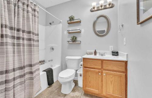 The Retreat at Wildwood - Hot Tub Theater & Deck - Foto 33