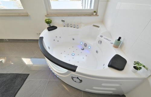 Yello Homes - Luxus Loft für bis zu 7 Personen nähe Airport & Messe, Tischfußball & Whirlpool - Foto 16