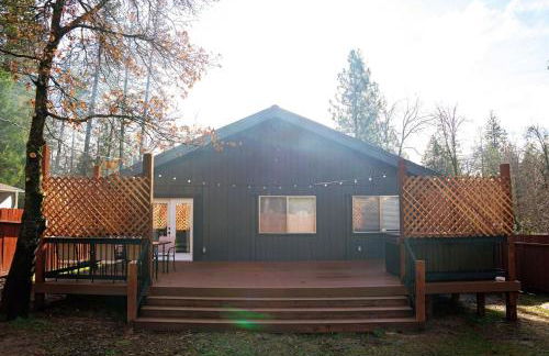 Sierra Cabin w NEW Hot Tub Walk to Town - Photo 21