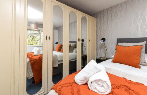 Findon House Spacious 3 bedroom, contractor, relocations friendly,10mins from GATWICK Airport, free parking, WIFI, garden, CRAWLEY - Photo 5