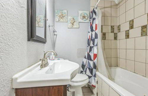 Amazing 'Hot Tub' Home Minutes To Hospitals & Beaches - Photo 16