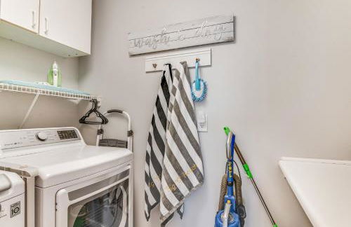 Dog-friendly beachfront dream with a wet bar & two furnished balconies - Foto 21