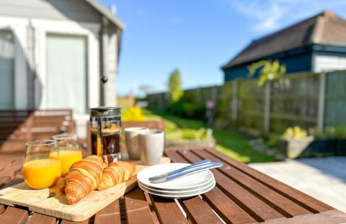 Modern Family Home near Reculver - Sleeps 8 - Pets Friendly! - Photo 17