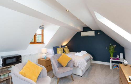 Stunning studio flat with dedicated private garden - Photo 3