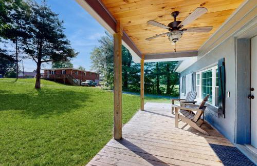 4 Mi to Dtwn Morganton! Family Retreat w/ Patio - Photo 2