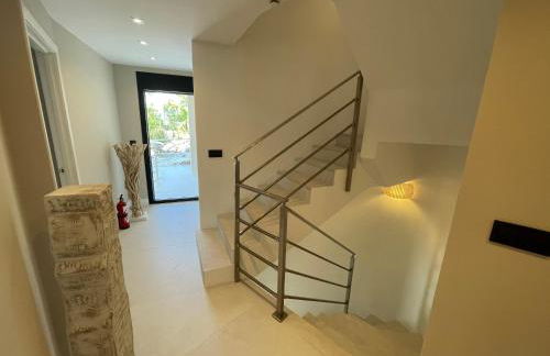 ULTIMATE LUXURY DREAM VILLA with 7 BEDROOMS, GYM, SPA and INFINITY POOL - Photo 52