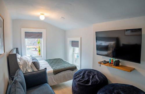 Remodeled Modern Home - private backyard & games! - Foto 32