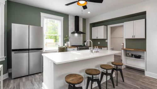 Deluxe 4-Bedroom w Huge Deck 3-Min to Downtown - Foto 5