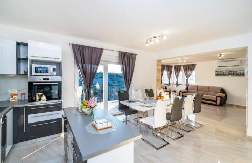 Awesome Home In Modric - Photo 29