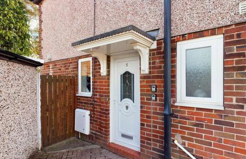 Stunning Family Home with Comfortable Surroundings by Our Home Short Stays ideally situated within Greater Manchester - Photo 26