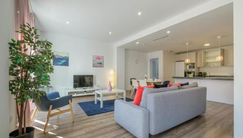 Modern, Stylish & Comfortable Apartment - Photo 3