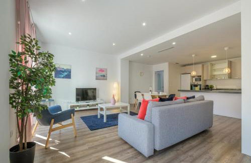 Modern, Stylish & Comfortable Apartment - Photo 3